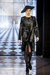 Благотворительный показ Larissa Pogoretskaya (наряды и образы: чёрное пальто, чёрные колготки)