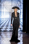 Благотворительный показ Larissa Pogoretskaya (наряды и образы: чёрное вечернее платье, чёрный жакет)