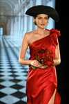 Благодійний показ Larissa Pogoretskaya (наряди й образи: червона вечірня сукня)