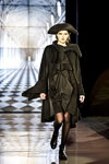 Благодійний показ Larissa Pogoretskaya (наряди й образи: чорна сукня, чорні колготки)