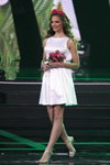 Margaryta Patapcawa. Finał — Miss Białorusi 2014. Top-25 (ubrania i obraz: sukienka biała, wianek czerwony)