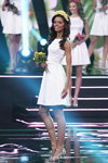 Alena Wieramejszuk. Finał — Miss Białorusi 2014. Top-25 (ubrania i obraz: sukienka biała, wianek żółty)