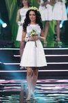 Kryscina Saukowa. Finał — Miss Białorusi 2014. Top-25 (ubrania i obraz: sukienka biała, wianek żółty)
