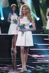 Wiktoryja Wasilieuskaja. Finał — Miss Białorusi 2014. Top-25 (ubrania i obraz: sukienka biała, wianek żółty)