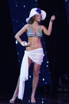 Wieranika Batwiankowa. Prezentacja w strojach kąpielowych w paski w finale "Miss Białorusi 2014" (ubrania i obraz: kapelusz biały, strój kąpielowy pasiasty niebiesko-biały, sandały srebrne)