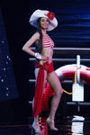 Kristina Martinkevich. Vorführung der Bademoden — Miss Belarus 2014 (Looks: gestreifter rot-weißer Badeanzug, silberne Sandaletten, weißer Hut)