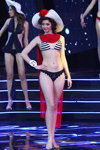 Hanna Siemeniuk. Prezentacja w strojach kąpielowych w paski w finale "Miss Białorusi 2014" (ubrania i obraz: strój kąpielowy pasiasty niebiesko-biały, kapelusz biały, sandały srebrne)