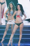 Julia Wiargiejenka i Kryscina Saukowa. Prezentacja w strojach kąpielowych w paski w finale "Miss Białorusi 2014"