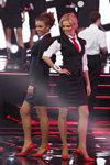 Яна Жданович и Анна Мяделец. Дефиле в деловых костюмах в финале "Мисс Беларусь 2014" (наряды и образы: чёрный женский костюм (жакет, юбка), белая блуза, красный галстук, красные шпильки, чёрный жилет)