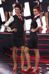 Juliana Wyrko i Anastasija Kuznecowa. Prezentacja w stylu biznesowym w finale "Miss Białorusi 2014" (ubrania i obraz: garnitur damski (żakiet, spódnica) czarny, bluzka biała, krawat czerwony, szpilki czerwone, kamizelka czarna)