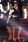 Julijana Wyrko und Anastasia Kuznetsova. Finale — Miss Belarus 2014. Business style (Looks: schwarzer Damen Anzug (Blazer, Rock), weiße Bluse, rote Krawatte, rote Pumps, schwarze Weste)