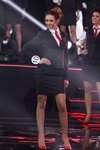 Hanna Nitskaya. Gala final — Miss Belarús 2014. Business style (looks: traje con falda negro, blusa blanca, corbata roja, zapatos de tacón rojos)