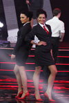 Kryszina Saukowa und Christina Nikitina. Finale — Miss Belarus 2014. Business style (Looks: schwarzer Damen Anzug (Blazer, Rock), weiße Bluse, rote Krawatte, rote Pumps)