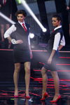 Anna Semenyuk y Alena Veremeychuk. Gala final — Miss Belarús 2014. Business style (looks: traje con falda negro, blusa blanca, corbata roja, zapatos de tacón rojos, chaleco negro)