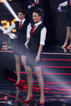 Natalla Lazuta. Prezentacja w stylu biznesowym w finale "Miss Białorusi 2014" (ubrania i obraz: garnitur damski (żakiet, spódnica) czarny, bluzka biała, krawat czerwony, szpilki czerwone, kamizelka czarna)