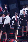 Prezentacja w stylu biznesowym w finale "Miss Białorusi 2014" (ubrania i obraz: garnitur damski (żakiet, spódnica) czarny, bluzka biała, krawat czerwony, szpilki czerwone)