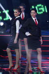 Angielina Niarushkina y Iryna Bakhur. Gala final — Miss Belarús 2014. Business style (looks: traje con falda negro, blusa blanca, corbata roja, zapatos de tacón rojos, chaleco negro)
