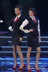 Margaryta Patapcawa i Palina Gusar. Prezentacja w stylu biznesowym w finale "Miss Białorusi 2014" (ubrania i obraz: garnitur damski (żakiet, spódnica) czarny, bluzka biała, krawat czerwony, szpilki czerwone, kamizelka czarna)
