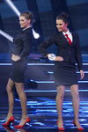 Wieranika Batwiankowa i Julia Wiargiejenka. Prezentacja w stylu biznesowym w finale "Miss Białorusi 2014" (ubrania i obraz: garnitur damski (żakiet, spódnica) czarny, bluzka biała, krawat czerwony, szpilki czerwone)