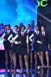 Prezentacja w stylu biznesowym w finale "Miss Białorusi 2014" (ubrania i obraz: garnitur damski (żakiet, spódnica) czarny, bluzka biała, krawat czerwony, szpilki czerwone, kamizelka czarna; osoba: Wiktoryja Miganowicz)