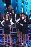 (на переднем плане, слева направо) Екатерина Жгировская и Дарья Фомина. Дефиле в деловых костюмах в финале "Мисс Беларусь 2014" (наряды и образы: чёрный женский костюм (жакет, юбка), белая блуза, красный галстук, красные шпильки)