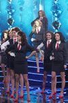 Prezentacja w stylu biznesowym w finale "Miss Białorusi 2014" (ubrania i obraz: garnitur damski (żakiet, spódnica) czarny, bluzka biała, krawat czerwony, szpilki czerwone; osoba: Darja Famina)