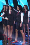(на переднем плане) Валерия Синюк. Дефиле в деловых костюмах в финале "Мисс Беларусь 2014" (наряды и образы: чёрный женский костюм (жакет, юбка), белая блуза, красный галстук, красные шпильки)