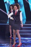 Anna Semenyuk. Gala final — Miss Belarús 2014. Business style (looks: traje con falda negro, blusa blanca, corbata roja, zapatos de tacón rojos)