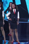 Wieranika Rydkina i Alena Wieramejszuk. Prezentacja w stylu biznesowym w finale "Miss Białorusi 2014" (ubrania i obraz: garnitur damski (żakiet, spódnica) czarny, bluzka biała, krawat czerwony, szpilki czerwone, kamizelka czarna)