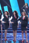 Gala final — Miss Belarús 2014. Business style (looks: traje con falda negro, blusa blanca, corbata roja, zapatos de tacón rojos; personas: Anastasia Kuznetsova, Yana Zhdanovich)