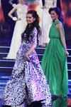 Христина Нікітіна і Вероніка Ридкіна. Дефіле у вечірніх сукнях у фіналі "Міс Білорусь 2014" (наряди й образи: вечірня сукня з принтом, зелена вечірня сукня)