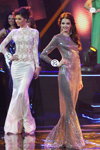 Anna Semenyuk y Palina Gusar. Gala final — Miss Belarús 2014. Evening dresses (looks: vestido de noche de encaje de guipur blanco)
