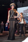Olena Kozharko. Miss Harley-Davidson 2014 (looks: vestido de noche negro)
