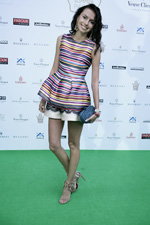 Nadija Jelko. Finał Miss Ukraine Universe 2014 (ubrania i obraz: sukienka mini pasiasta wielokolorowa, kopertówka niebieska, sandały szare)