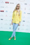 Gala final de Miss Ukraine Universe 2014 (looks: blusa amarilla, pantalón azul claro, zapatos de tacón amarillos)