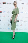 Диана Сущенко. Финал "Мисс Украина Вселенная 2014" (наряды и образы: зеленое платье миди, зеленый клатч, чёрные босоножки, пучок (причёска))