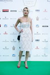 Gala final de Miss Ukraine Universe 2014 (looks: vestido de cóctel de encaje blanco, zapatos de tacón burdeos)