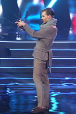 Pokaz TARAKANOVA — Mister Białorusi 2014 (ubrania i obraz: spodnie szare, pulower szary)