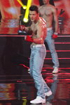 Дефиле в джинсах в финале конкурса "Мистер Беларусь 2014" (наряды и образы: голубые джинсы, белый ремень, белые кроссовки)