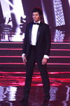 Alaksandr Parchimowicz. Finał — Mister Białorusi 2014. Tuxedo (ubrania i obraz: smoking czarny, koszula biała, mucha czarna, półbuty czarne)
