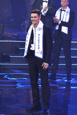 Sergey Bindalov. Ceremonia de premiación — Mister Belarus 2014 (looks: esmoquin negro, camisa blanca, corbata de lazo negra, )