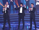 Pavel Bakanov, Alexander Parkhimovich, Kirill Dytsevich. Ceremonia de premiación — Mister Belarus 2014 (looks: esmoquin negro, camisa blanca, corbata de lazo negra, )