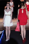 Mädchen — Mister Gomel 2014 (Looks: weißes Kleid mit Ausschnitt, weiße Pumps, hautfarbene transparente Strumpfhose, rotes Mini Kleid)