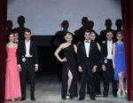 Ceremonia wręczenia nagród — Mister Gomel 2014 (ubrania i obraz: suknia wieczorowa z rozcięciem czarna)