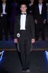Ceremonia de premiación — Mister Gomel 2014 (looks: traje de hombre negro, camisa blanca, corbata de lazo negra, )