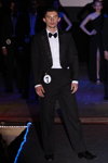 Ceremonia de premiación — Mister Gomel 2014 (looks: traje de hombre negro, camisa blanca, corbata de lazo negra, )