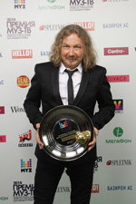 Igor Nikołajew. Nagroda Muz-TV 2014. Ewolucja (ubrania i obraz: garnitur czarny, krawat czarny, koszula biała)