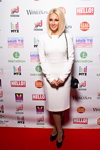 Lera Kudriawcewa. MUZ-TV: Gala Dinner (ubrania i obraz: rajstopy cieliste, blond (kolor włosów), sukienka biała, torebka czarna, półbuty czarne)