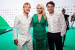 Evgeni Plushenko, Yana Rudkovskaya, Arman Davletyarov. Muz-TV Verleihung 2014. Evolution. Teil 2 (Looks: weißer Männeranzug, grünes Abendkleid, weißes Hemd)