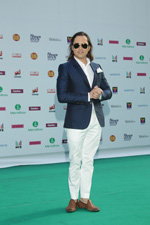 Aleksandr Revva. Muz-TV Music Awards 2014. Evolution. Part 6 (looks: blue blazer, white shirt, brown dress boot, white trousers)
